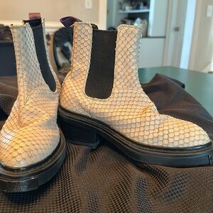 Women's white, Textured leather Ankle Boots